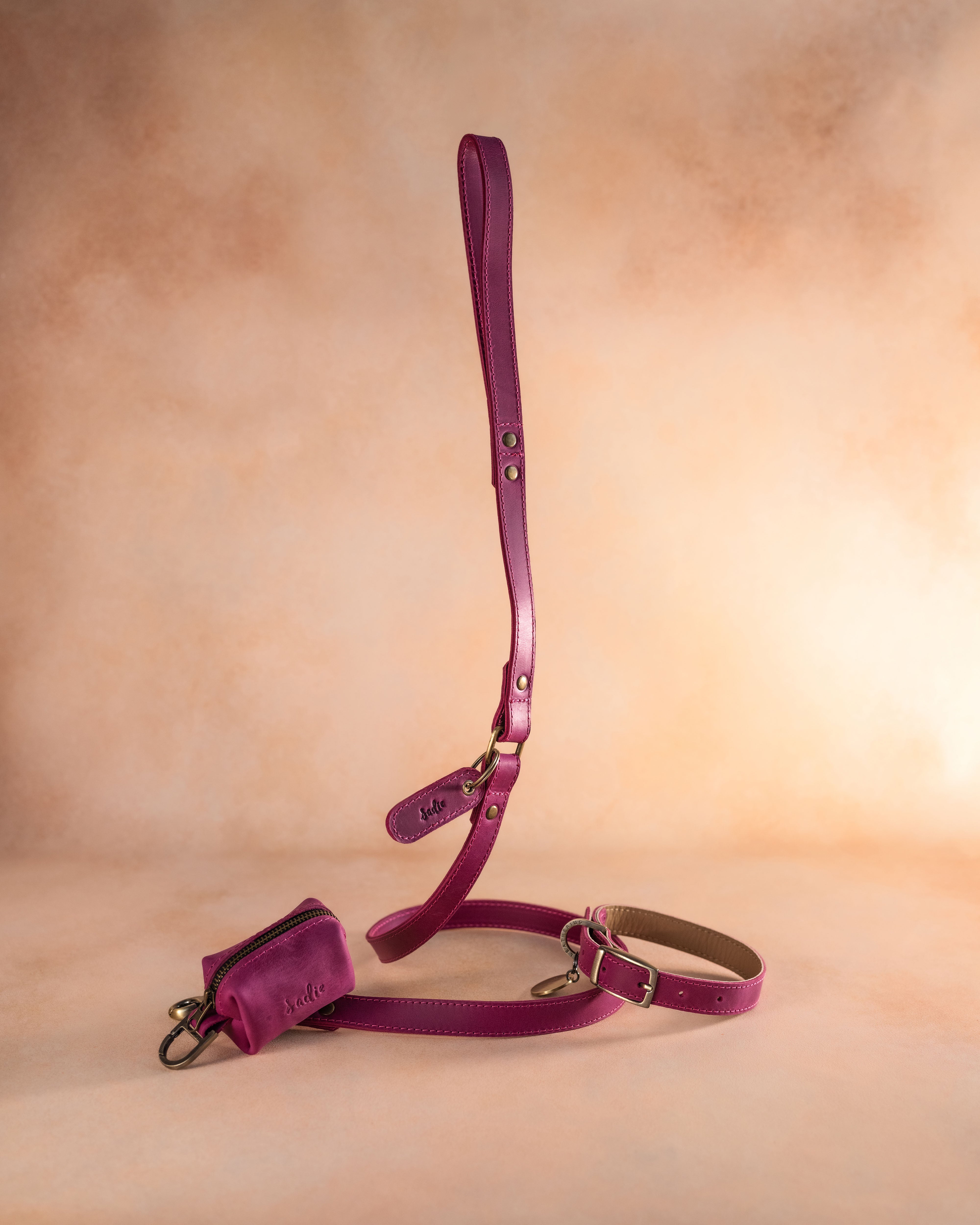 Dog Collar in Fuchsia leather with classy pin buckle