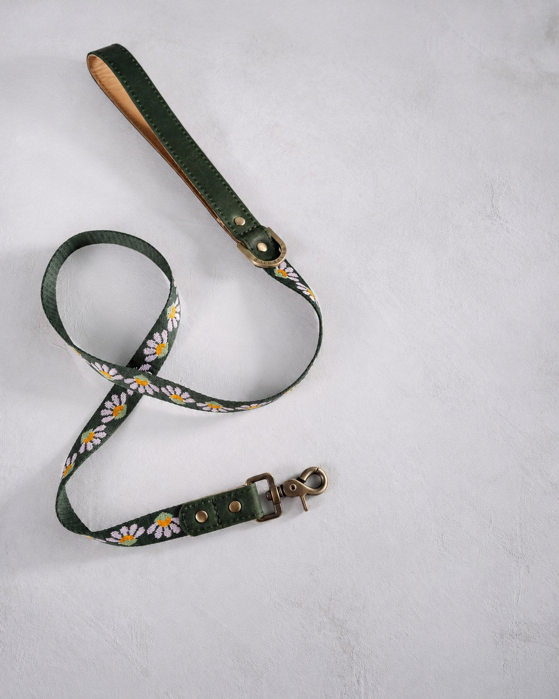 Woven webbing dog leash, Lilac Daisy design (lilac daisies on forest green), with a leather handle