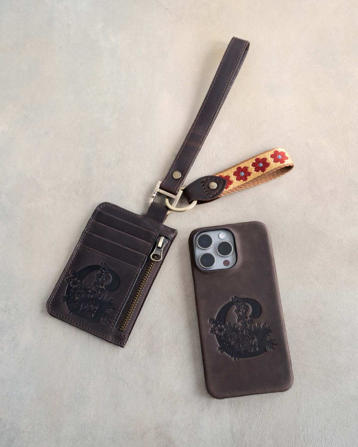 Webbing keychain on a leather card holder, the keychain that comes with the Simple Set