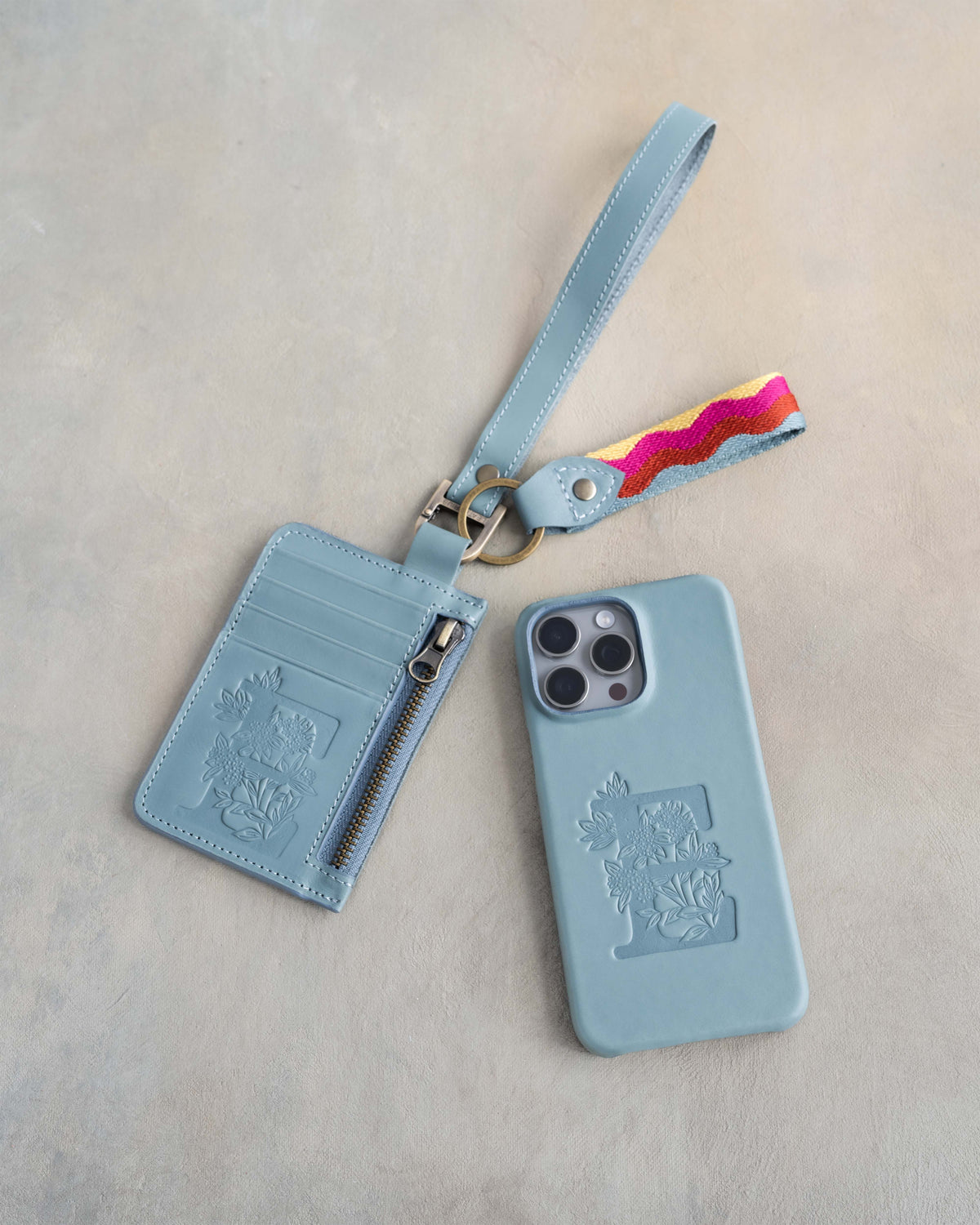 Webbing keychain on a leather card holder, the keychain that comes with the Simple Set