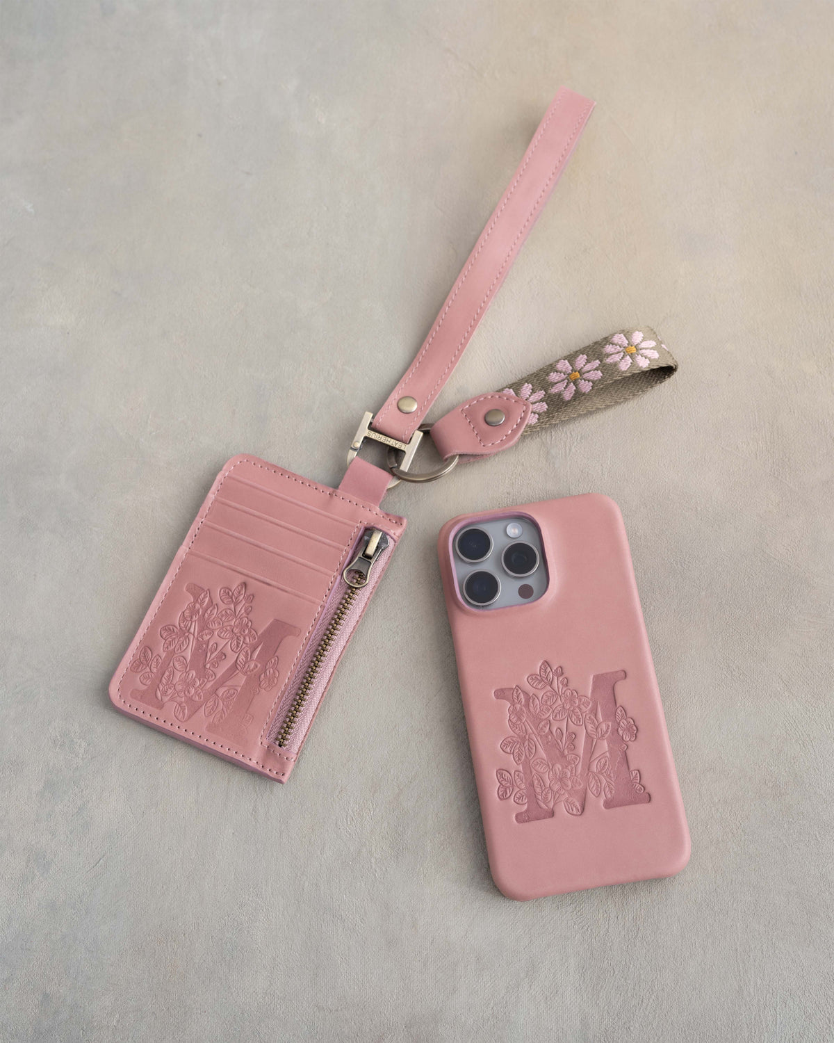 Webbing keychain on a leather card holder, the keychain that comes with the Simple Set