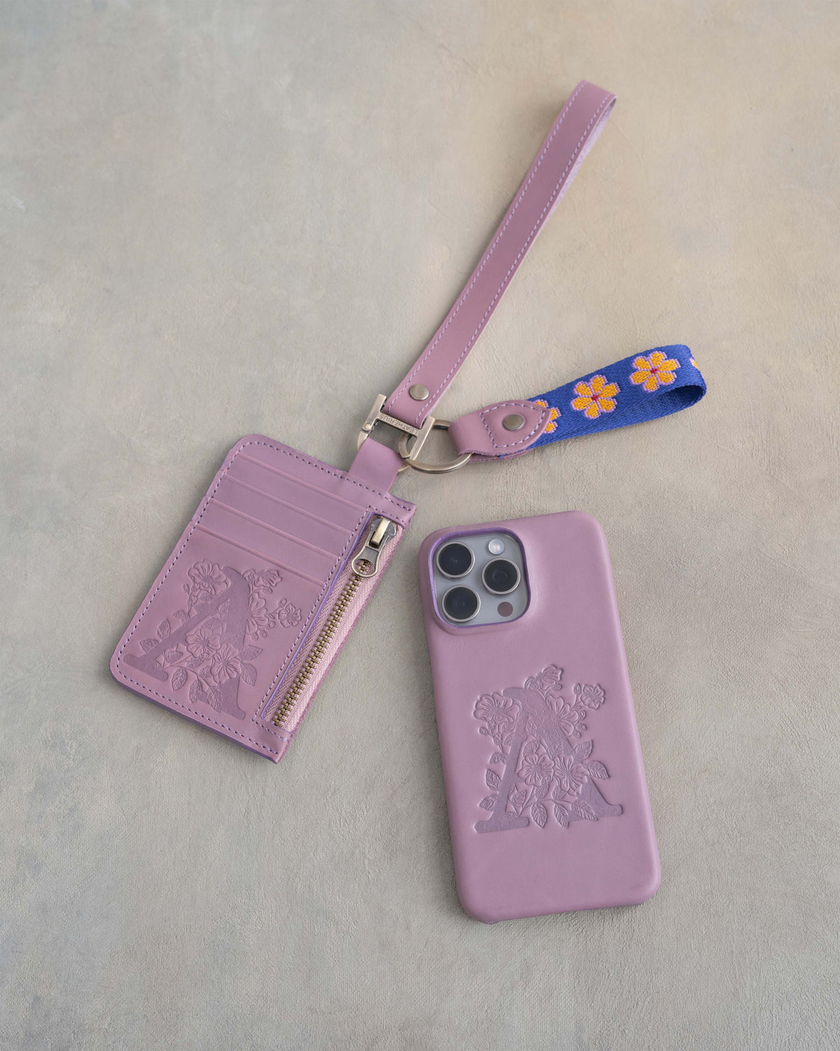 Webbing keychain on a leather card holder, the keychain that comes with the Simple Set